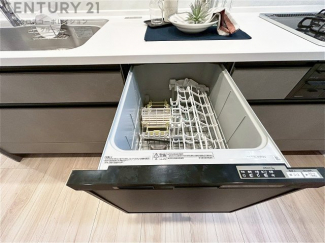 手洗いに比べて時間や労力を節約できることです。また、高温のお湯で洗浄されるため、雑菌や細菌を殺菌する効果もあります。さらに、乾燥機能があるため、手で拭く手間も省け衛生的に保管できます。
