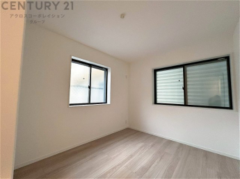 明るい色合いのフローリングとクロスを使用した洋室は家具やインテリアとも調和しやすく空間が広く感じられ開放感を生み出します。自然光を効果的に反射し、室内を明るく保つため、日中の照明使用を抑えられます。
