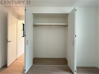 衣類やアクセサリー、小物類の収納が便利で整理整頓がしやすく、部屋の美観を保ちつつ、スペースを最大限に活用できます。衣服のしわやダメージを防ぎ、長持ちさせることができます。
