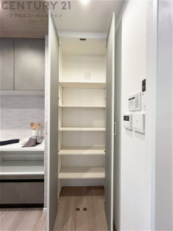 パントリー付きで食材や日用品をすっきり収納。キッチン周りが整い、毎日の家事がより快適に。まとめ買いにも便利な使い勝手の良いスペースです。
