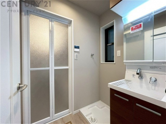 衣服の収納や脱ぎ着や整理整頓がしやすく、湿った衣類を乾燥させるスペースがありカビや臭いの発生を防ぎます。床の汚れを他の部屋に持ち込まず清潔を保つことができます。また快適な入浴環境の整備にも役立ちます。