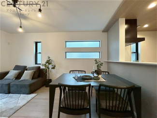 キッチン前のダイニングスペース　カウンターキッチンから料理の受け渡し等に便利です。ダイニングセットを置いても十分な広さを確保。
