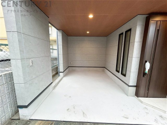 車庫付き　天井があり、雨風から愛車を守ってくれます。
