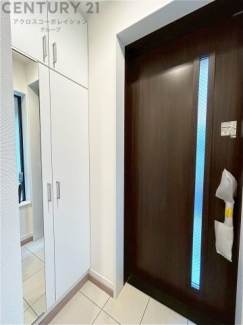 大きな玄関収納付きの玄関です　家族皆様の履物をしっかり収納できます　姿見付きでお出かけ前の身だしなみチェックに便利です
