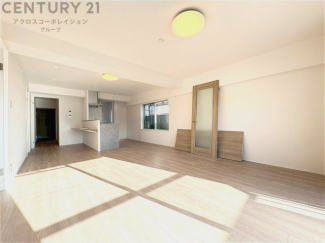 リビングダイニングは家族や友人とのコミュニケーションを楽しむ場所でくつろぎながら食事や会話を楽しめ、多目的に利用できリラックスできる空間です。家庭内の中心として機能し、快適な生活をサポートします。