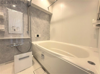 ユニットバスは省スペースでありながら、シンプルな設計と使いやすさを備え、簡便なメンテナンスが可能です。窓付きで換気にも便利です。またミラー・小物置き場もあり便利です。