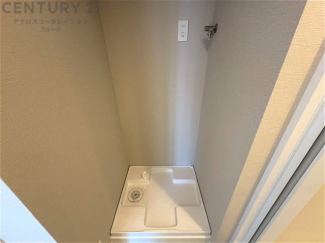 洗濯物の仕分け作業がしやすく、整理整頓が容易になります。洗濯音や湿気を他の部屋に持ち込まず、生活環境を快適に保ちます。上部を活用すれば収納スペースを確保でき洗剤や洗濯用品の整理もしやすくなります。