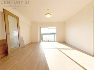 キッチン前のダイニングスペース　カウンターキッチンから料理の受け渡し等に便利です。ダイニングセットを置いても十分な広さを確保。