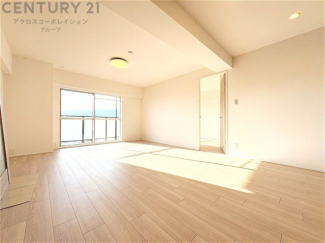 リビングダイニングは家族や友人とのコミュニケーションを楽しむ場所でくつろぎながら食事や会話を楽しめ、多目的に利用できリラックスできる空間です。家庭内の中心として機能し、快適な生活をサポートします。