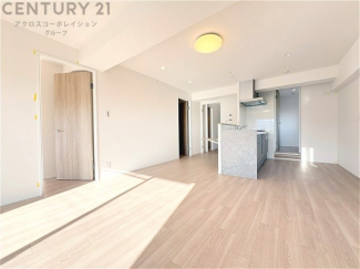 キッチン前のダイニングスペース　カウンターキッチンから料理の受け渡し等に便利です。ダイニングセットを置いても十分な広さを確保。