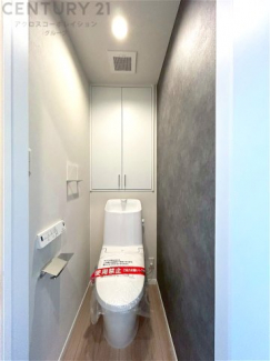 温水洗浄便座付トイレは温水洗浄機能により、暖かい水でおしりを洗浄することができ、冷たい水を使う従来の便座に比べ、温水洗浄機能で暖かいトイレを提供し、快適な使用を可能にします。