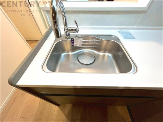 大きなシンクでお鍋などの大きな調理器具を洗う際にも便利です。

