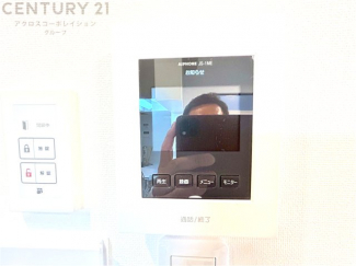 訪問者が来たときにテレビ画面で確認できるため、安心してドアを開けられます。録画機能があるものもあり、留守中に来訪者を記録しておくことができます。利便性が高く、セキュリティ面でも安心です。