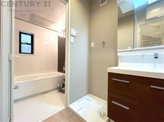 衣服の収納や脱ぎ着や整理整頓がしやすく、湿った衣類を乾燥させるスペースがありカビや臭いの発生を防ぎます。床の汚れを他の部屋に持ち込まず清潔を保つことができます。また快適な入浴環境の整備にも役立ちます。