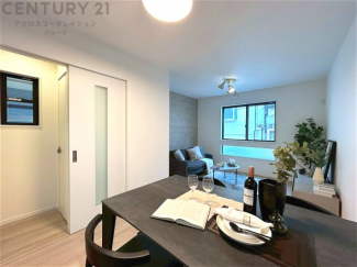 リビングダイニングは家族や友人とのコミュニケーションを楽しむ場所でくつろぎながら食事や会話を楽しめ、多目的に利用できリラックスできる空間です。家庭内の中心として機能し、快適な生活をサポートします。