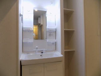 ゆったりとスペースのある洗面所