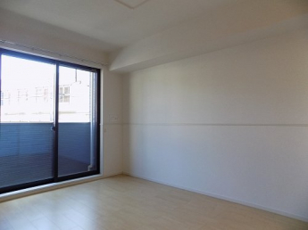 暖かな日差しのふりそそぐバルコニー