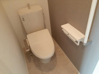 落ち着いた色調のトイレです