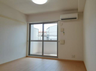 ゆったり過ごせる居間です