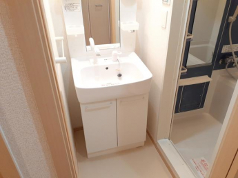 明るい洗面所です