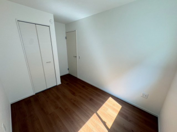 落ち着いた色調の洋室です