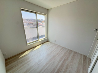 落ち着いた色調の洋室です