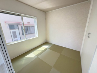 畳の上でゆっくりとくつろげる和室です