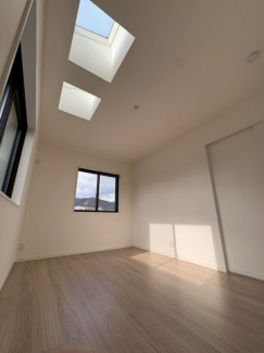 落ち着いた色調の洋室です