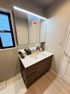 朝の支度にも助かる、独立の洗髪洗面化粧台