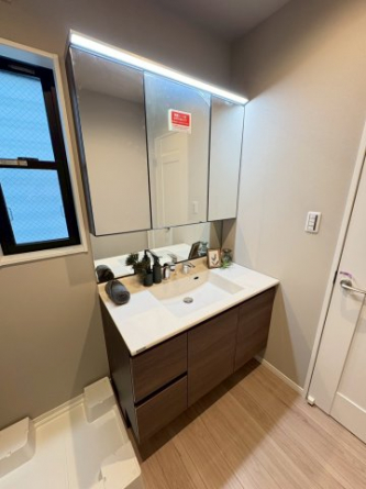 朝の支度にも助かる、独立の洗髪洗面化粧台