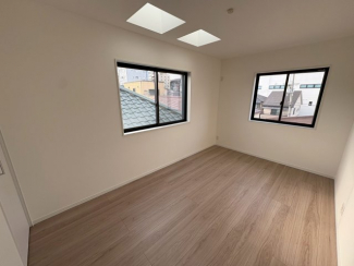 落ち着いた色調の洋室です