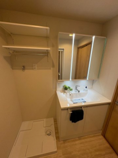 朝の身支度には欠かせない独立洗面化粧台♪