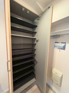 収納もある玄関です