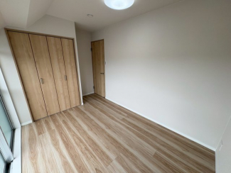 ゆったりした洋室です