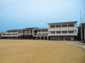 山崎小学校まで1300m