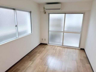 洋室５．７帖　庭側