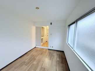 洋室５．７帖　玄関側