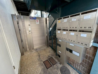 オートロック機能付き扉付き♪宅配ボックスも有り便利です。