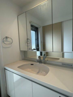 明るい洗面台です。鏡裏収納もあり便利です。