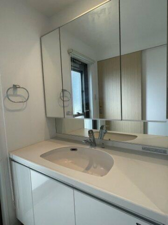 明るい洗面台です。鏡裏収納もあり便利です。