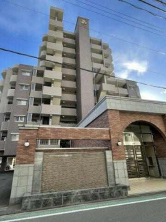 外観は重厚感があり、存在感のある建物です。