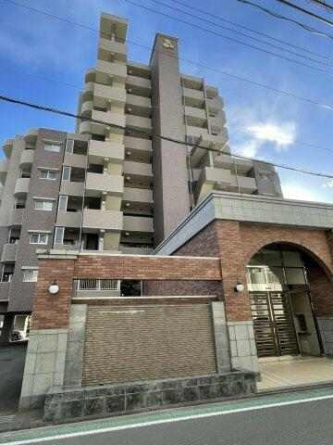 外観は重厚感があり、存在感のある建物です。