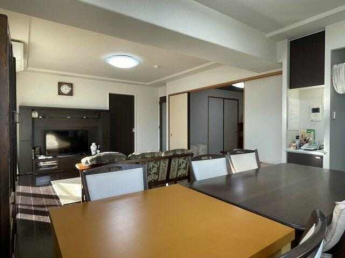 南東側からやさしい陽光が入る、明るいダイニングです。