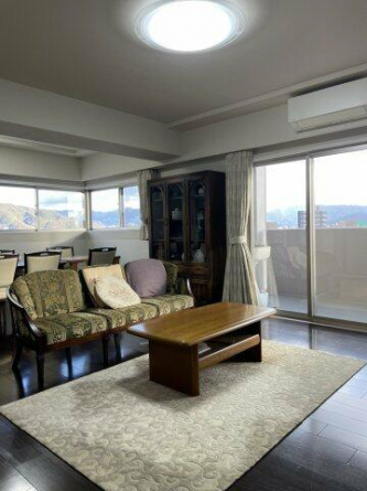 南側バルコニーに面し、陽当たりの良い明るいLDKです。