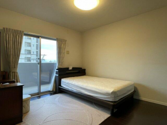 陽当たりの良い、約7帖の主寝室です。ウォークスルークローゼッ