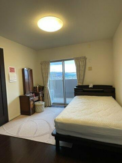 陽当たりの良い、約7帖の主寝室です。ウォークスルークローゼッ