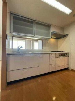 収納豊富なキッチンです