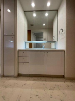 清潔感のある洗面化粧台です