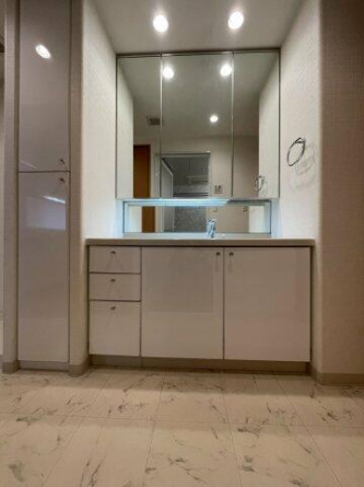 清潔感のある洗面化粧台です