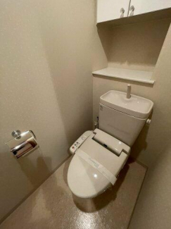 温水洗浄便座付きのトイレです